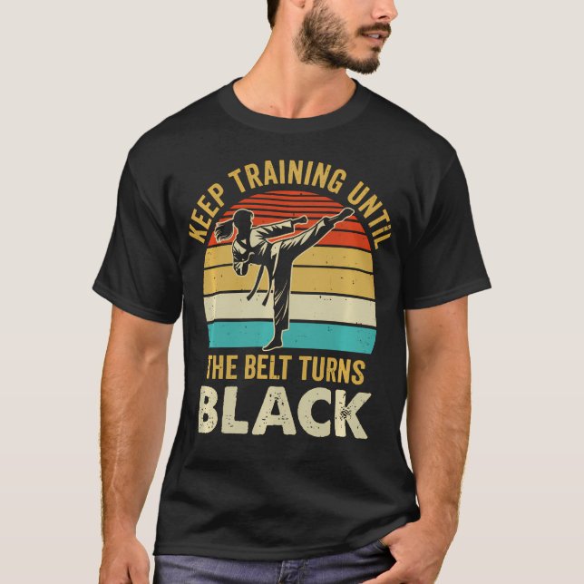 Camiseta Continue Treinando Até a Faixa Ficar Preta Karatê (Frente)