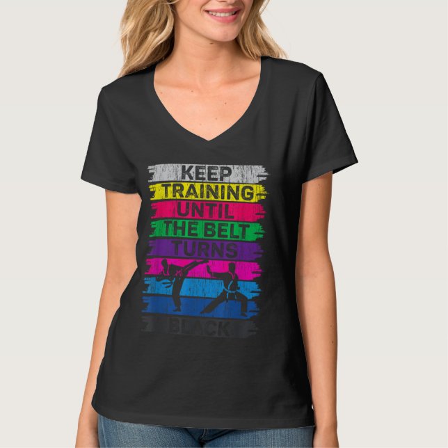 Camiseta Continue Treinando Até a Faixa Ficar Preta Karate  (Frente)