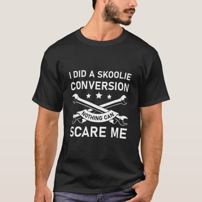 Camiseta Conversão de Skoolie - Ônibus Escolar Amarelo (Frente)
