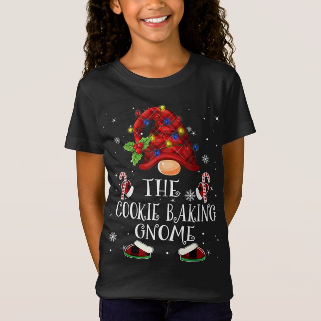 Camiseta Cookie Baking Gnome Buffalo Xadrez Árvore de Natal (Frente)