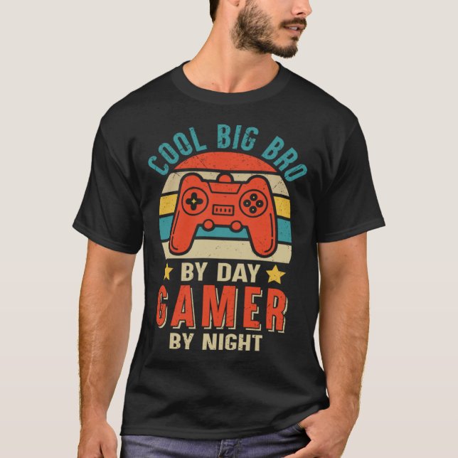 Camiseta Cool Big Bro By Day Gamer By Night  Gaming Big Bro (Frente)