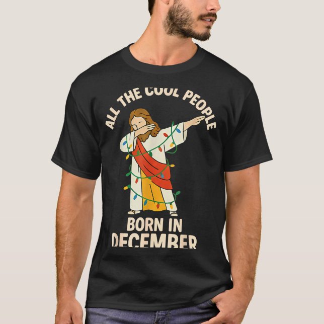 Camiseta Cool People Are Born In December Christian Christm (Frente)