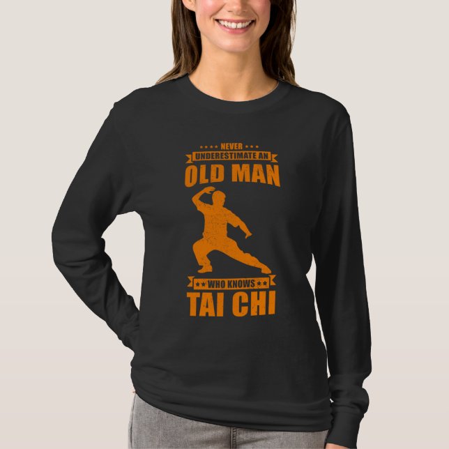 Camiseta Cool Tai Chi  For Men  Never Underestimate Old Man (Frente)