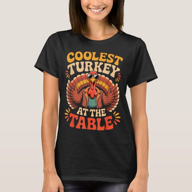 Camiseta Coolest Turkey At The Table Funny Thanksgiving Out (Frente)