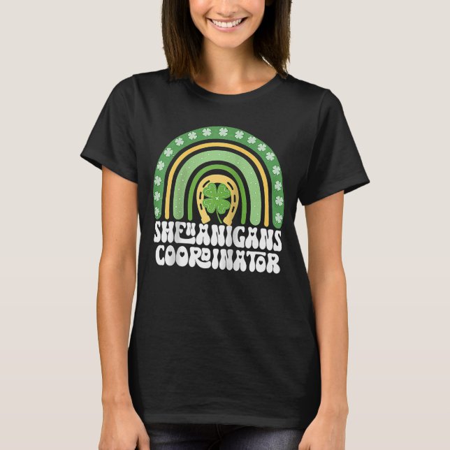 Camiseta Coordenador Shenanigans Rainbow St Patricks Teache (Frente)
