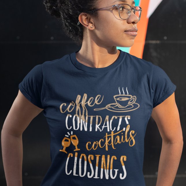 Camiseta Coquetéis Contratos De Café Clossário Imobiliário (Coffee Contracts Cocktails Closings Real Estate Agent Gag T-shirt)