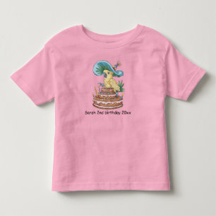 Camiseta coquetel empoleirado no chapéu de rico de bolo de