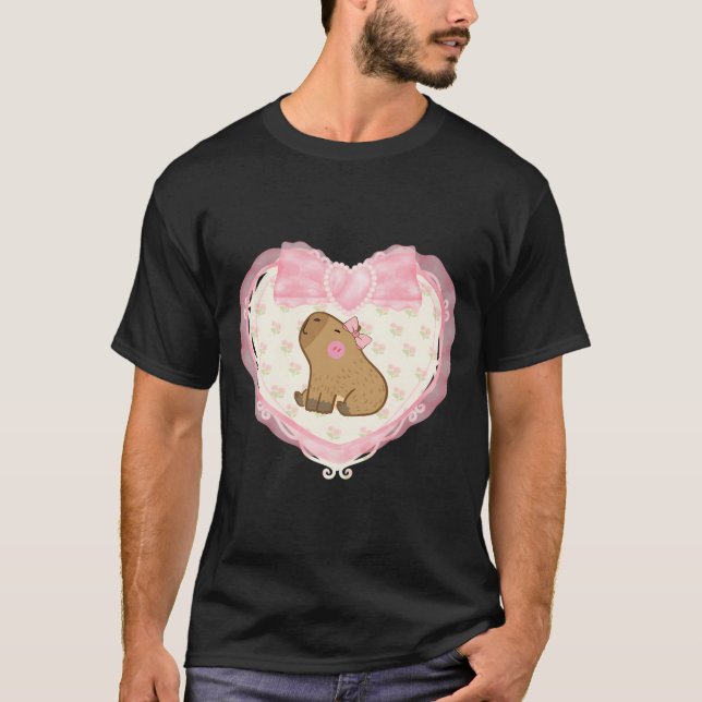 Camiseta Coquette Capybara Pink Heart (Frente)