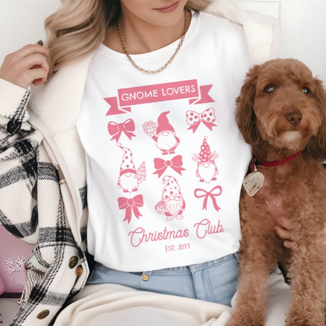 Camiseta Coquette Gnomo Lovers Clube de Natal - Rosa | Bran (Coquette Gnome Lovers Christmas Club Pink | White Tri Blend Shirt)