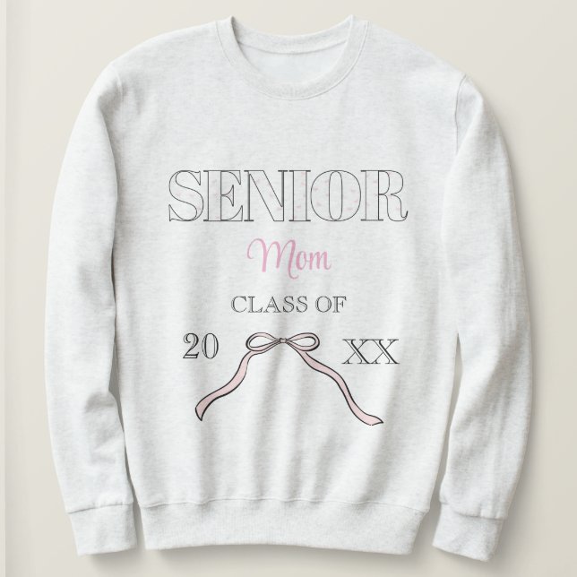 Camiseta Coquette Senior Mom Graduate Custom Pink Bow  (Frente do Design)