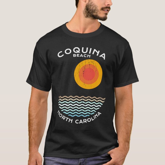 Camiseta Coquina Beach NC Summertime Vacationing Squiggly W (Frente)
