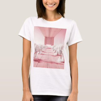 Camiseta cor-de-rosa e branca de árvores e um edifício