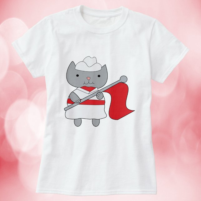 Camiseta Cor Guarda Vermelho Branco (A fun shirt with a gray cat wearing a red and white color guard uniform.)