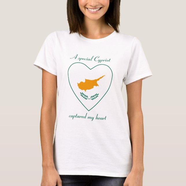 Camiseta Coração com a Bandeira de Chipre (Frente)