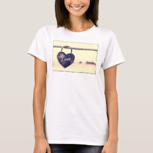 Camiseta Coração com Forma de Amor Cadeado Anexado a Corda