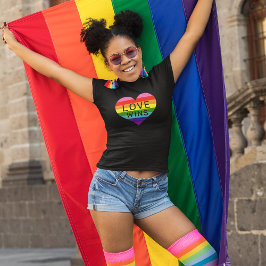 Camiseta Coração de Arco-íris do Amor Vence Mulheres Preto