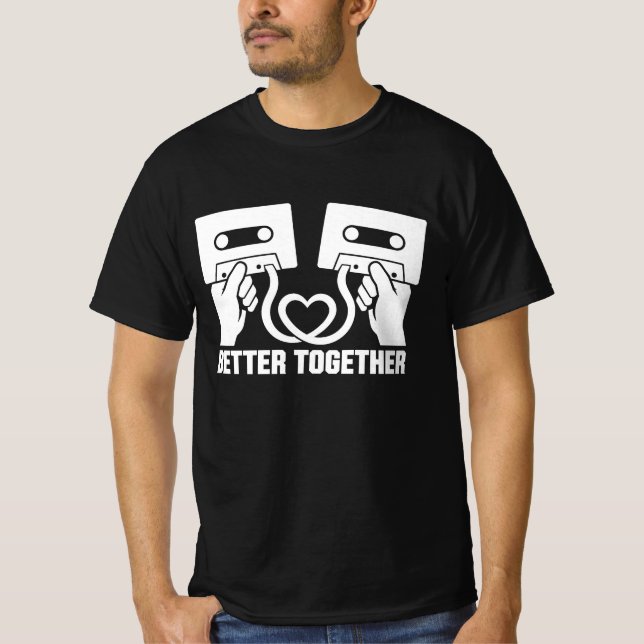 Camiseta Coração de Cassete Retro Design Melhor Juntos (Frente)