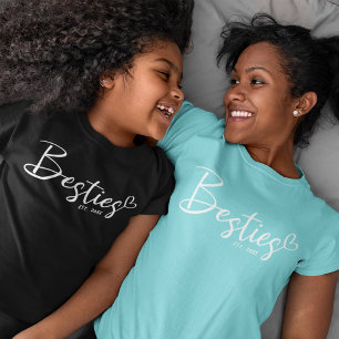 Camiseta Coração de Script Moderno BFF Besties de Ano Perso