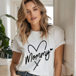 Camiseta Coração de Tipografia de Script Moderno Simples ma<br><div class="desc">Típica de Script Moderno Simples Típica Cardíaco Moda feminina Cima de Camisas T apresenta o texto "Mamãe" em uma divertida tisa tipografia moderna acentuou corações bonitinhos. Perfeito como presente para a mãe no aniversário,  Natal,  Dia de as mães e muito mais. Projetado pelo Evco Studio www.zazzle.com/store/evcostudio</div>