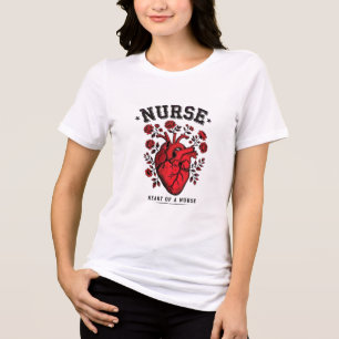 Camiseta Coração de uma enfermeira com flores