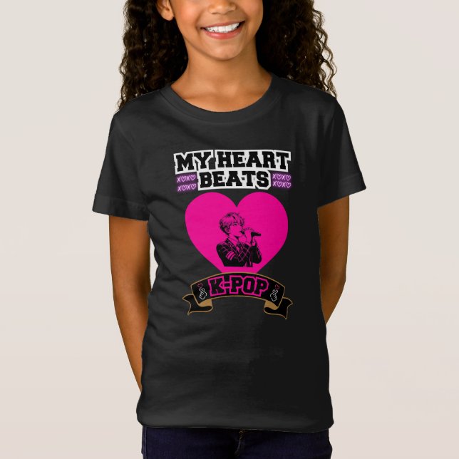 Camiseta Coração Rosa Ídolo Cantando Design de Amor com Mús (Frente)