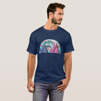 Camiseta Coração Surrealista de Coruja Voando Sobre Rosa e