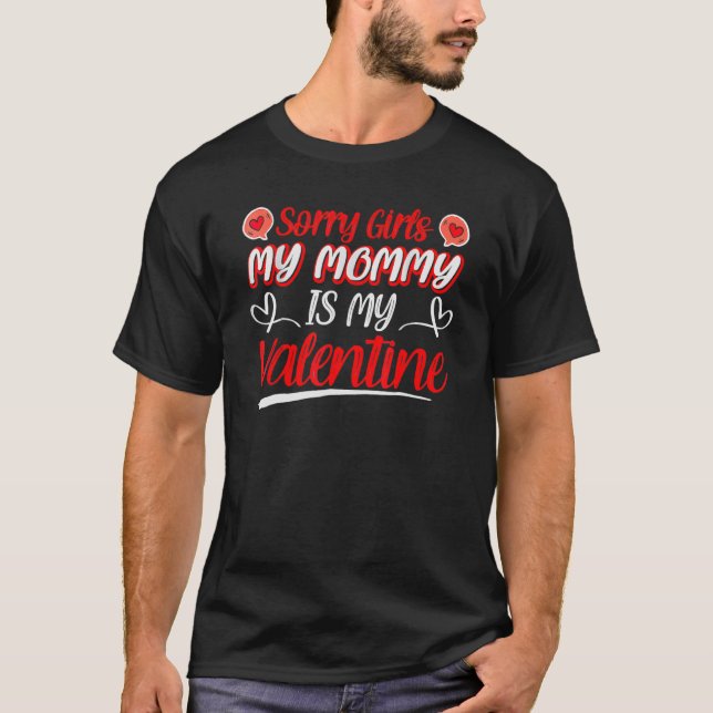 Camiseta Corações Adoram Desculpem Meninas Minha Mamãe É Me (Frente)