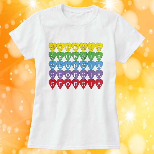 Camiseta Corações Arco-íris da Geórgia (A shirt that says Georgia in yellow, green, blue, purple and red hearts.)