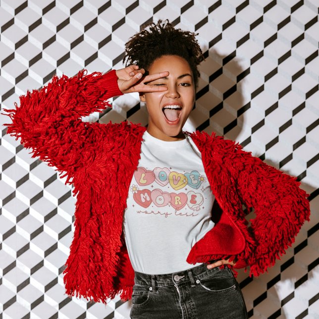 Camiseta Corações Doces Se Preocupam Menos, Adoram Mais (Criador carregado)