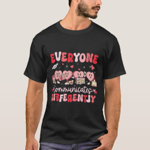 Camiseta Corações Groovy Todos se Comunicam de Maneira Dife