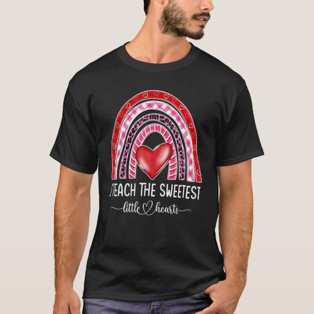 Camiseta Corações-Leopardo-Arco-Íris Eu Ensino O Mais Doce  (Frente)