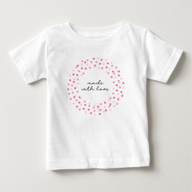 Camiseta Corações Rosa Espalhados Confetti Feitos com Amor (Frente)