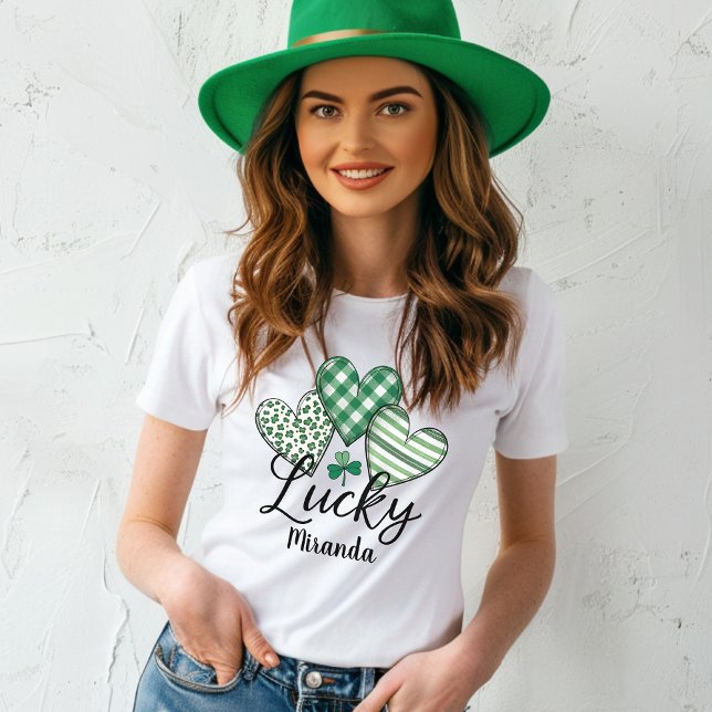Camiseta Corações Verdes e Sortudos Ruas Personalizadas. (Green Lucky Hearts Personalized St. Patrick's T-Shirt)