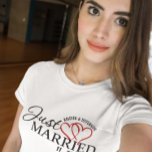 Camiseta Corações Vermelhos recens casados<br><div class="desc">recem casados com corações vermelhos entrelaçados e personalização dos detalhes do casamento</div>