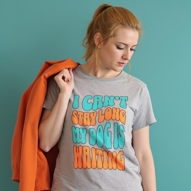 Camiseta Corantes Personalizados que não consigo ficar por  (Custom CoIors I Can't Stay Long My Dog is Waiting T-Shirt.)