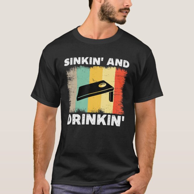 Camiseta Cornhole Afundando E Bebendo Lançamento De Saco De (Frente)
