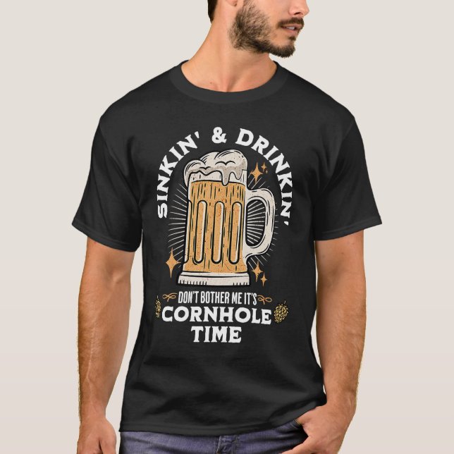 Camiseta Cornhole Time Sinkin' & Drinkin Beer (Frente)