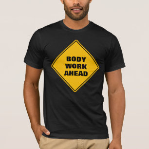 Camiseta Corpo amarelo engraçadinho na frente da sinalizaçã