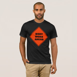 Camiseta Corpo de laranja engraçado na frente do sinal de c