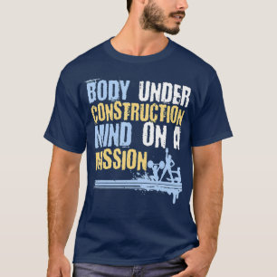 Camiseta Corpo Em Construção Mente Em Um Giro De Missão