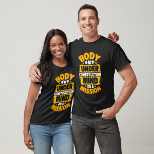 Camiseta Corpo Em Construção Mente Em Um Giro De Missão