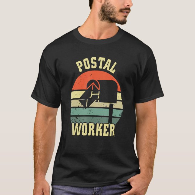 Camiseta Correio Postal Carrier Mail Lady Retro Design Mail (Frente)