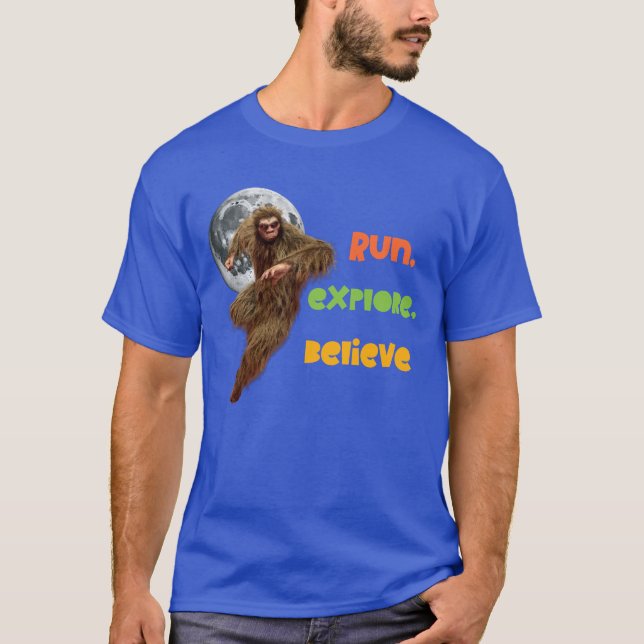 Camiseta Correndo Aventura Sasquatch Acredite Design (Frente)