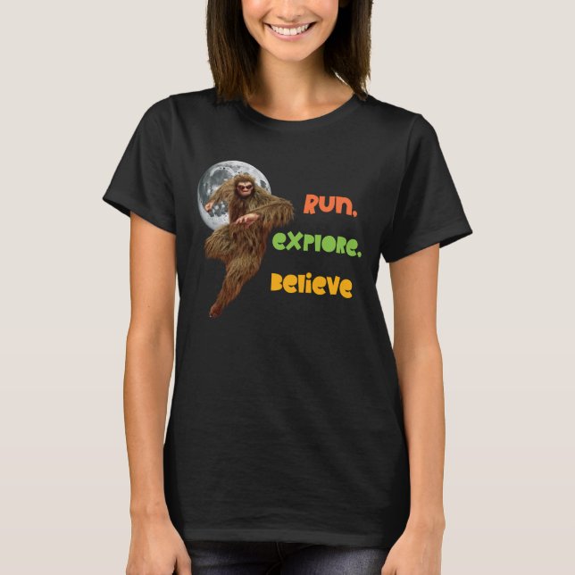 Camiseta Correndo Aventura Sasquatch Acredite Design (Frente)