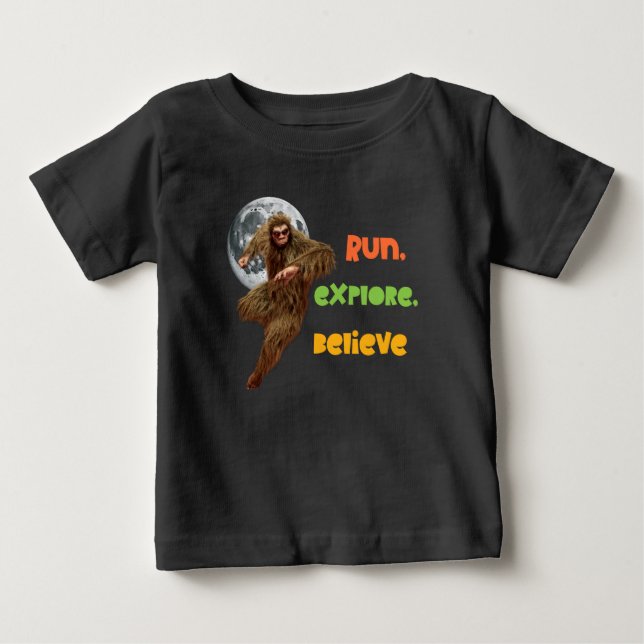 Camiseta Correndo Aventura Sasquatch Acredite Design (Frente)