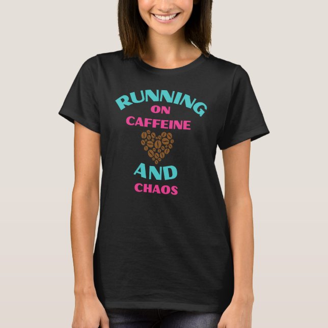 Camiseta Correndo com Cafeína e Caos (Frente)
