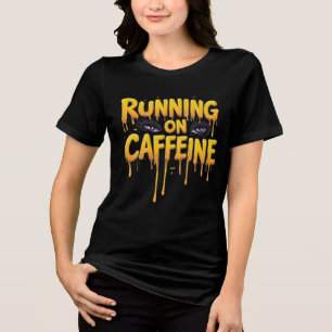 Camiseta Correndo Com Cafeína Tipografia Gotejante Olhos de