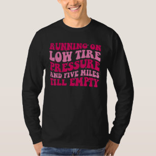 Camiseta Correndo com Pressão Baixa do Pneu e 5 Milhas até