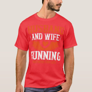 Camiseta Correndo Hus e esposa dirigindo