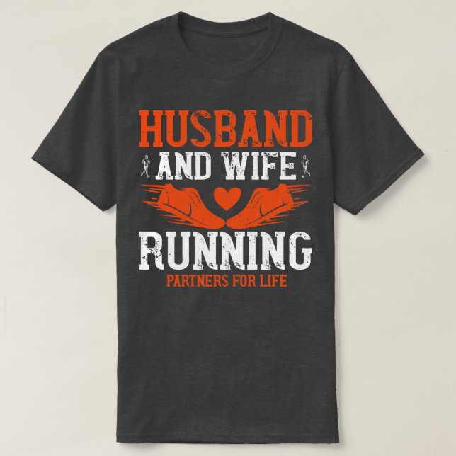 Camiseta Correndo Hus e esposa dirigindo (Frente do Design)